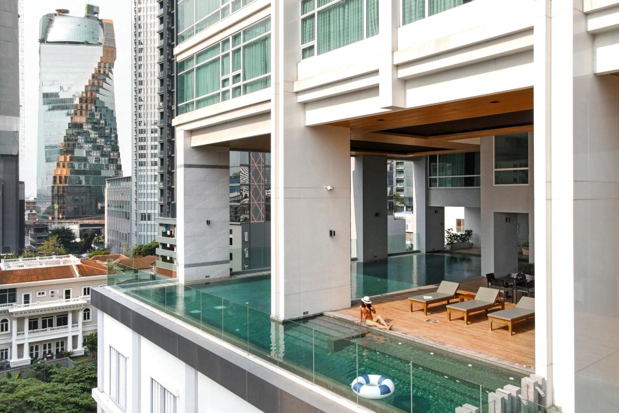 Jasmine 59 Hotel Bangkok Exterior foto The swimming pool at the 13th floor